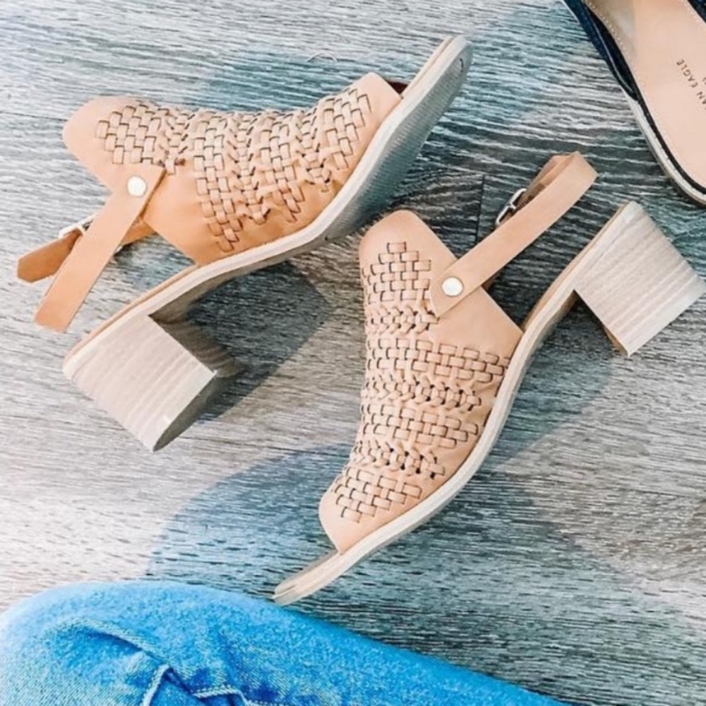 Universal Threads Mules heels Basket Weave Sandal
